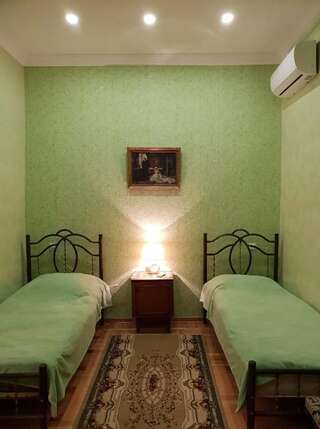 Гостевой дом Classic hotel Кутаиси Двухместный номер с 2 отдельными кроватями и ванной комнатой-3