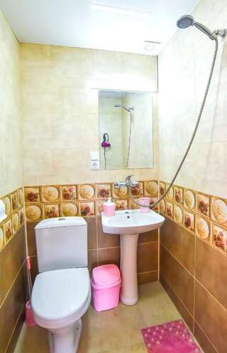 Гостевой дом Classic hotel Кутаиси Трехместный номер с собственной ванной комнатой-4